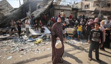 Gazze’de ekmek kuyruğundaki insanoğlu hava saldırılarına maruz kalıyor
