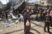 Gazze’de ekmek kuyruğundaki insanoğlu hava saldırılarına maruz kalıyor