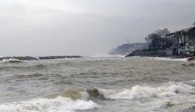 Düzce’de dalga boyu 4 metreye ulaştı: Vatandaşlar uyarıldı