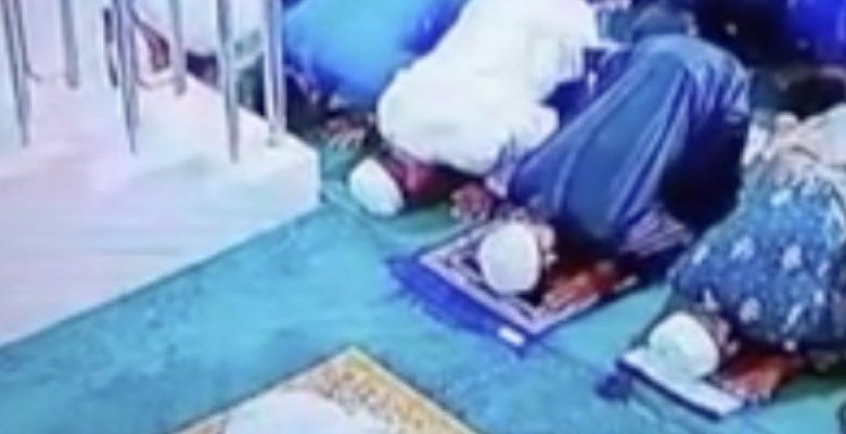 Endonezya’da namaz esnasında kalp krizi geçiren imam secdede vefat etti