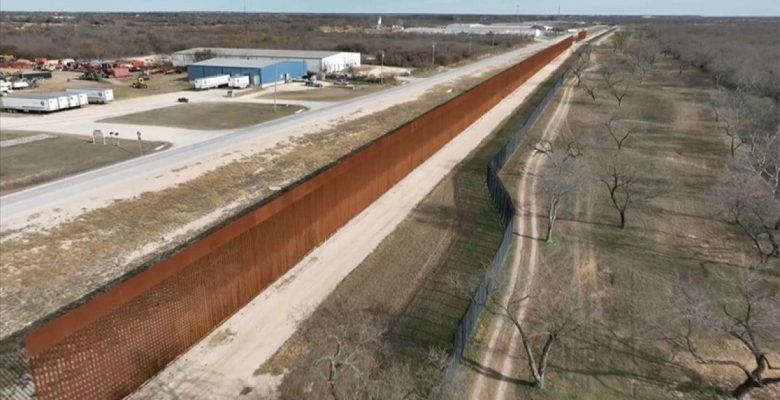 ABD ile Teksas arasındaki sınır gerilimi, Trump’ın bitmeyen duvarını hatırlattı