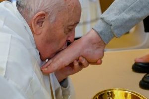 Papa Franciscus kadın mahkumların ayağını yıkayarak öptü